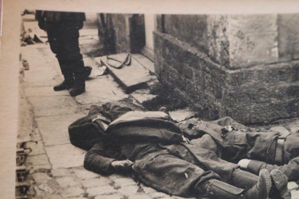 altes Foto - gefallene Soldaten nach Häuserkampf - Frankreich ? Belgien ?